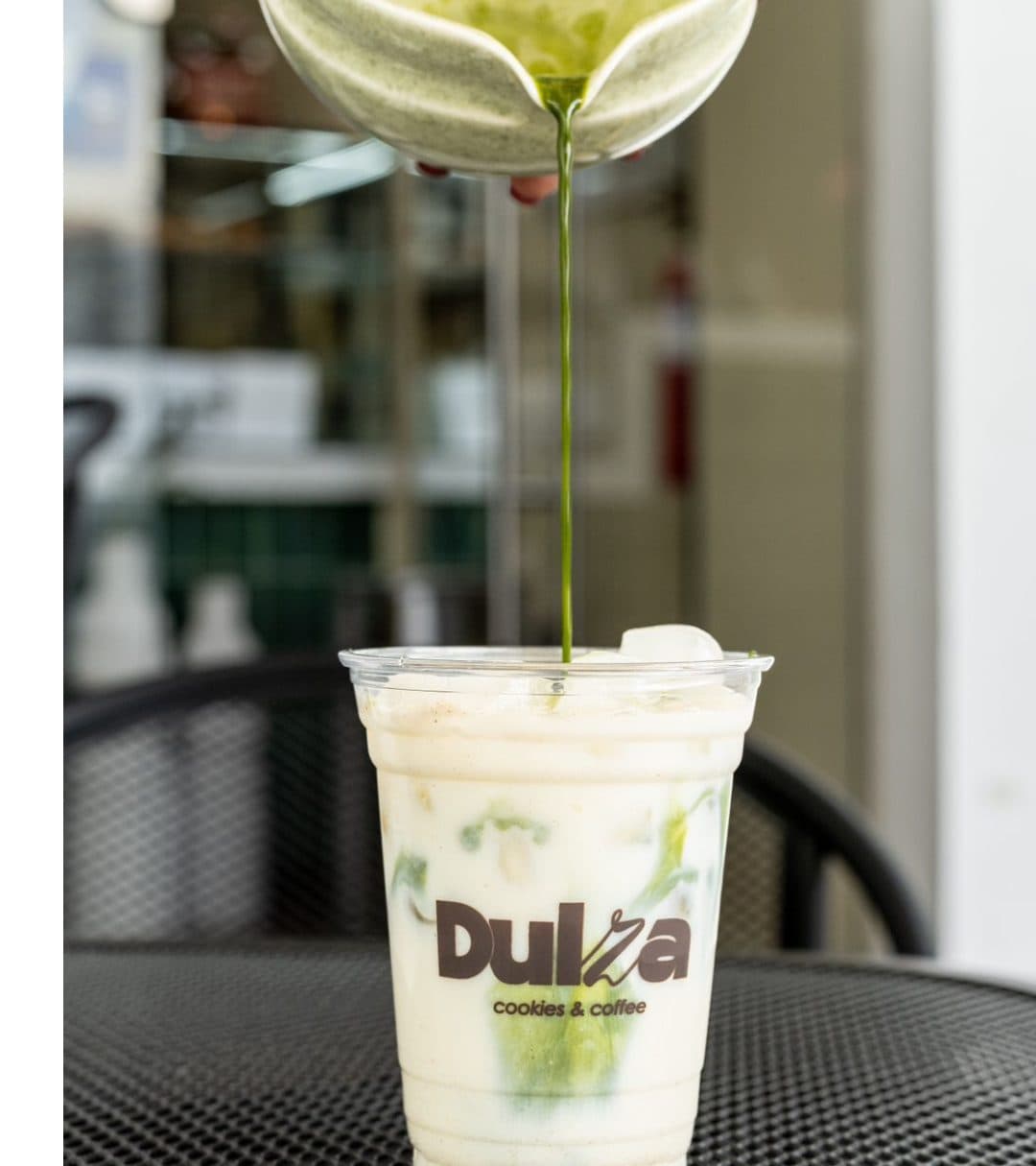 Matcha Dulza sirviéndose en vaso